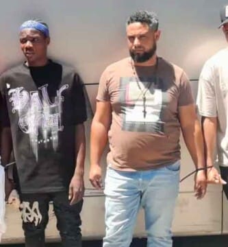 En Azua detienen por segunda vez conductor y cobrador por transportar indocumentados