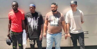 En Azua detienen por segunda vez conductor y cobrador por transportar indocumentados