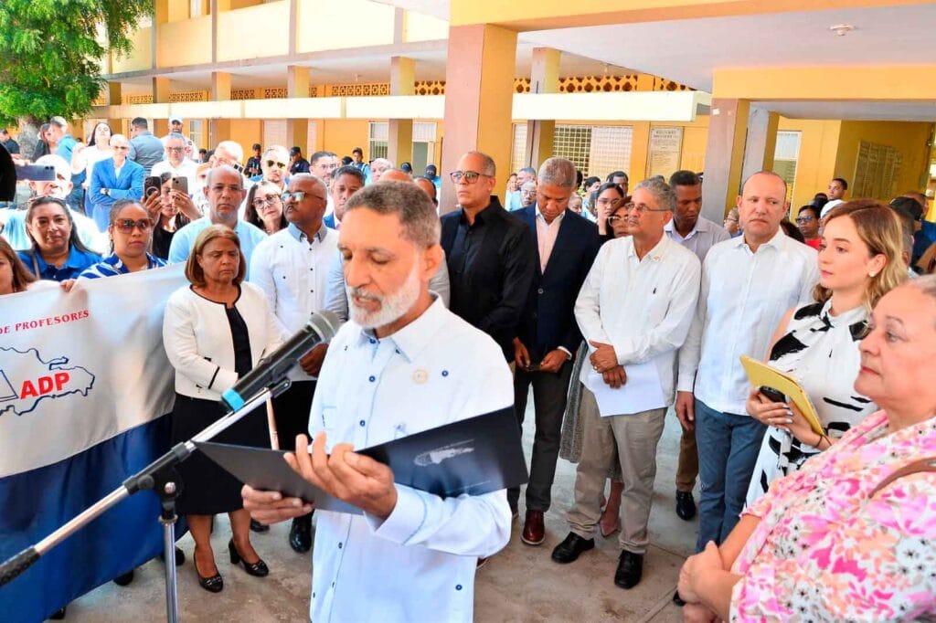Ulises Rodríguez Alcalde de la ciudad de Santiago, durante la ceremonia de inauguración de “El Paseo de los Maestros”